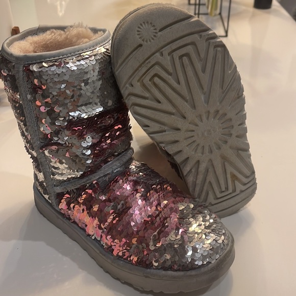 Uggs ankle girls Sz 5 booties - Picture 2 of 4